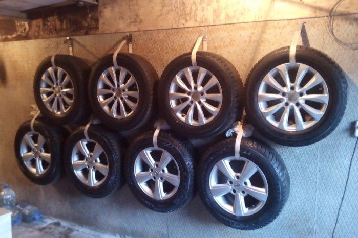 Из гаража на Баумана вынесли 2 комплекта колес