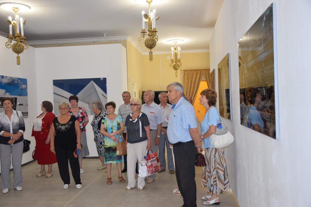 Совет ветеранов ВМЗ посетил фотовыставку Михаила Розанова