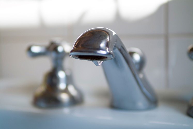 В домах 19 тысяч жителей снизят давление холодной воды