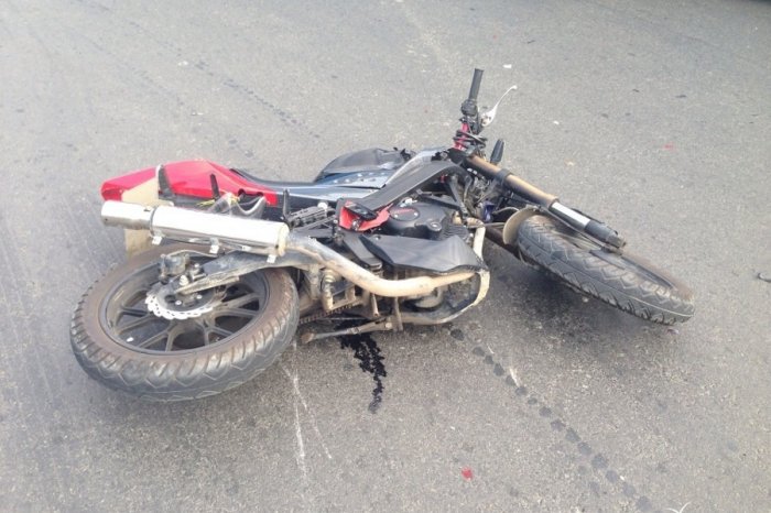 Пьяный мотоциклист без прав врезался в иномарку