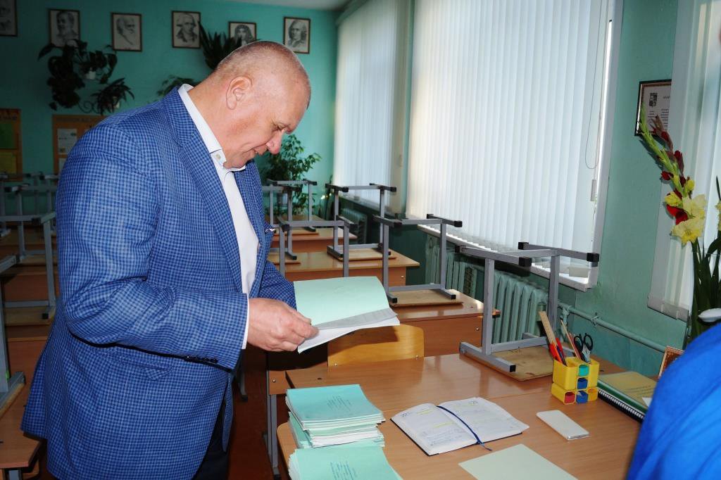 Владимир Кочетков посетил школы округа