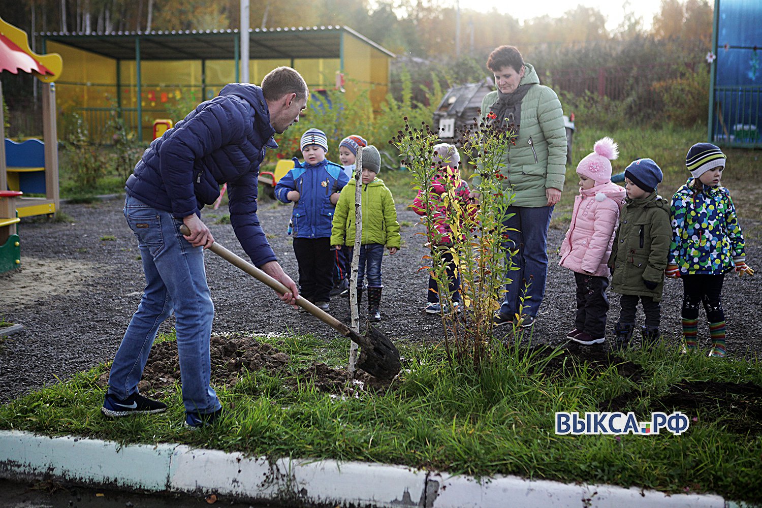 Дети и взрослые присоединились к озеленению детского сада «Дельфинчик»