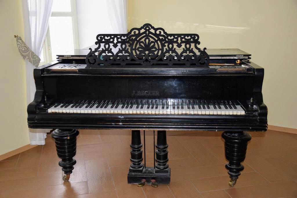 В музее появился старинный рояль