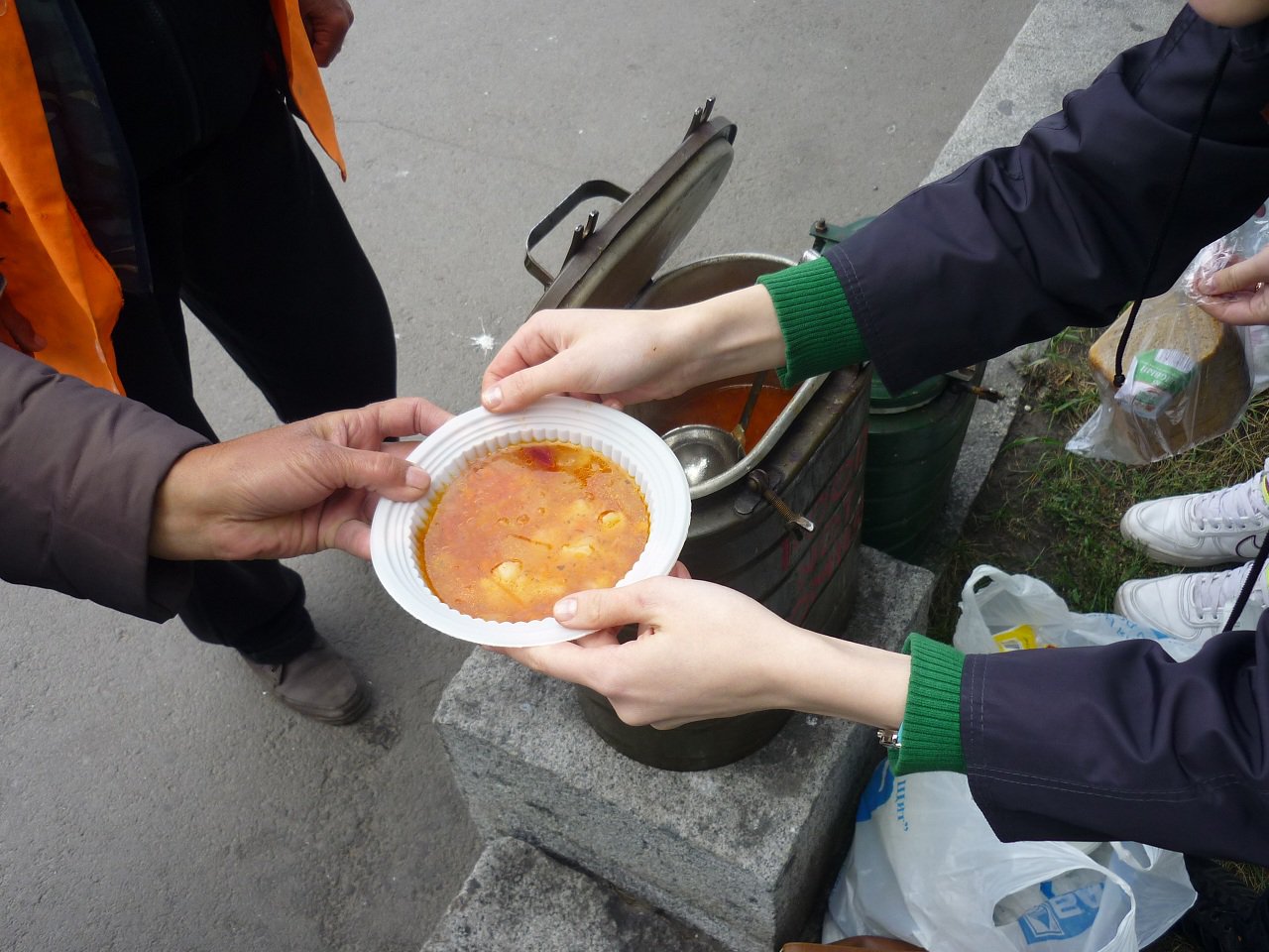 Епархия накормит бездомных горячими обедами