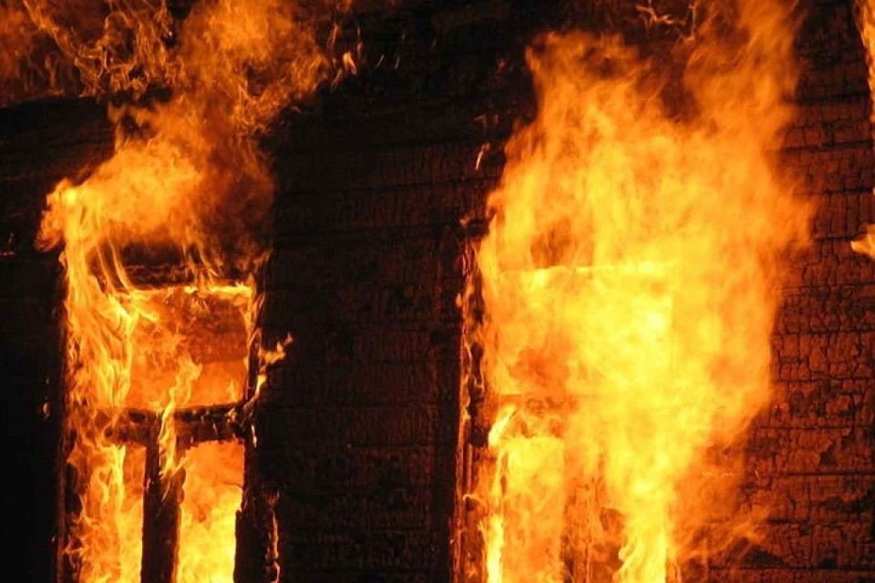 На пожаре в Ближне-Песочном погиб пенсионер