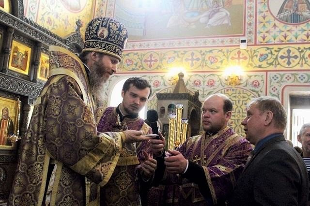 Епископу вручили медаль в честь столетия РККА
