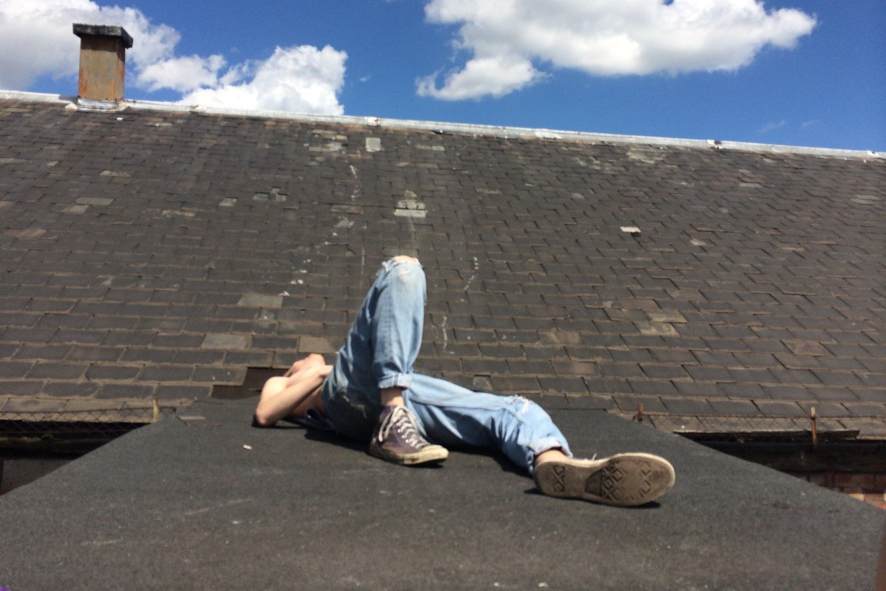 Пьяный мужчина угрожал спрыгнуть с крыши