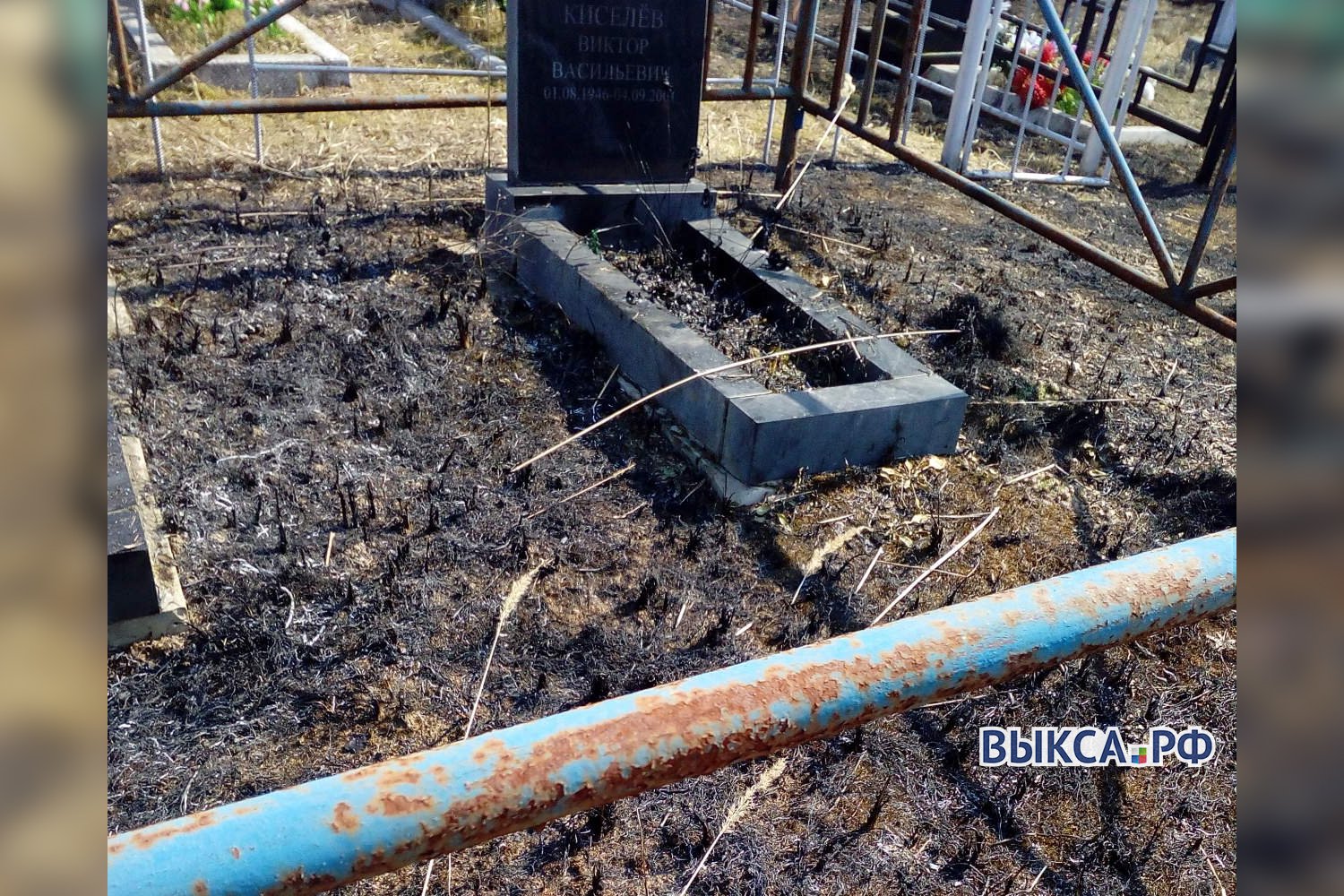 Огонь изуродовал погребения на Борковском кладбище