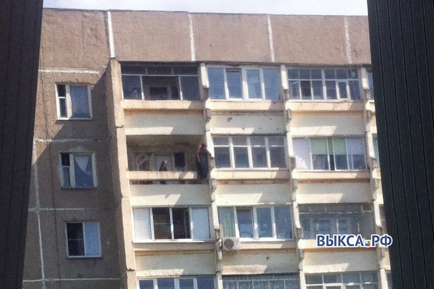 Женщина пыталась спрыгнуть с балкона 8-го этажа