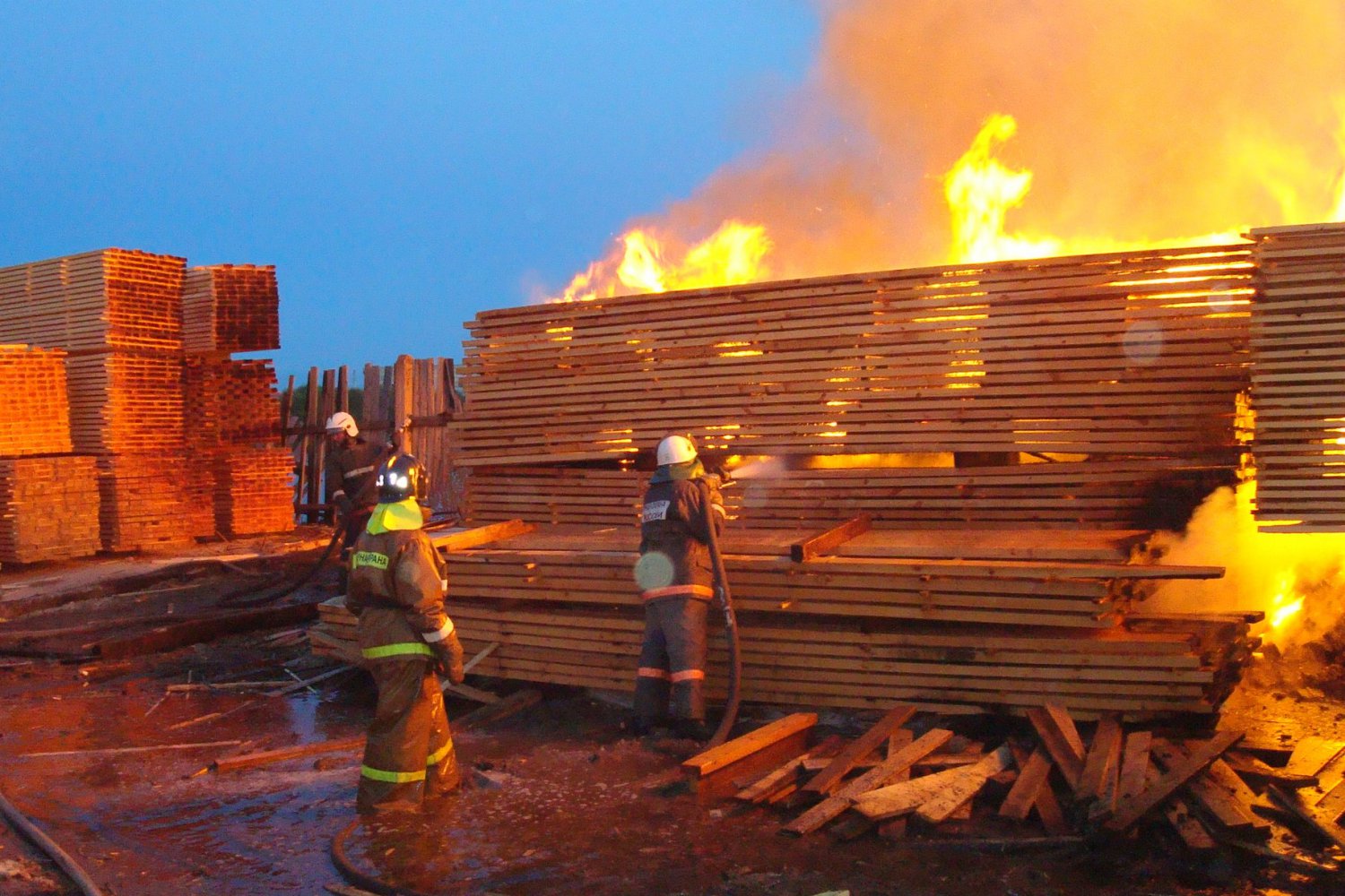 На пилораме в Мотмосе вспыхнул пожар