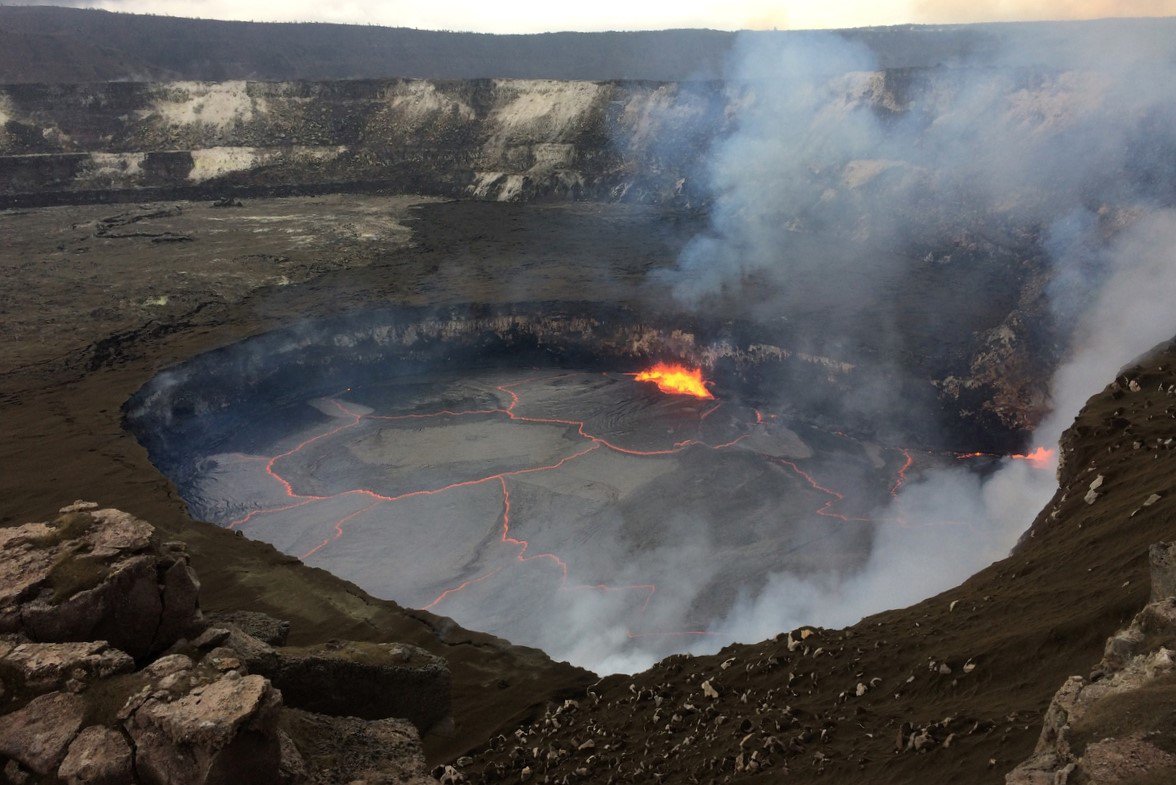 Гавайский вулкан начал выбрасывать драгоценные камни