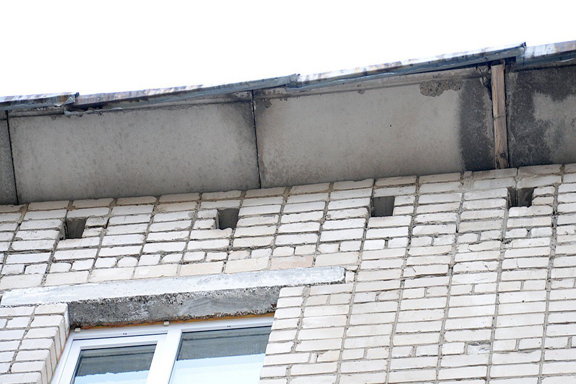 Пьяный мужчина уснул на краю крыши пятиэтажного дома