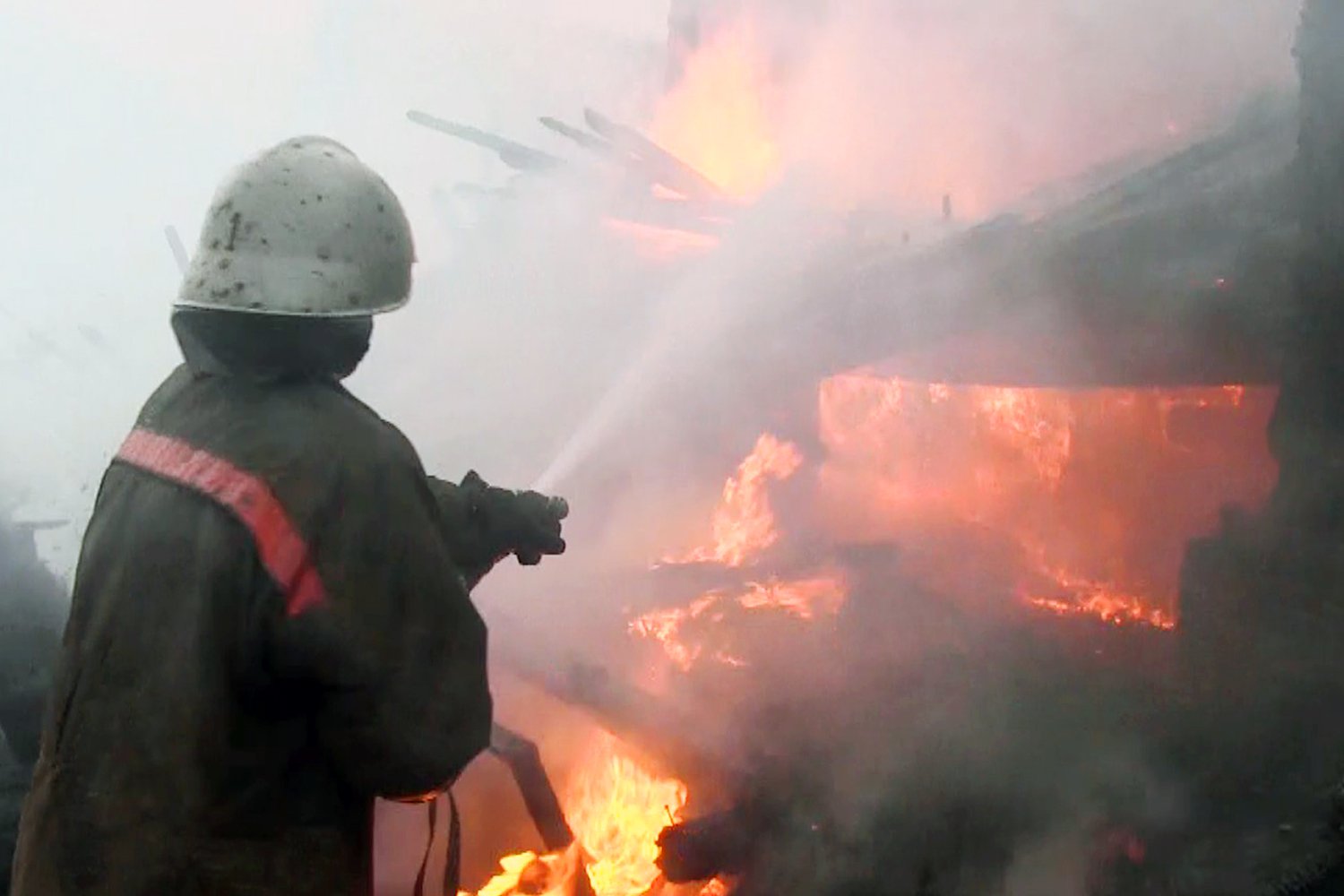 Шесть человек эвакуировали из-за пожара в Ближне-Песочном