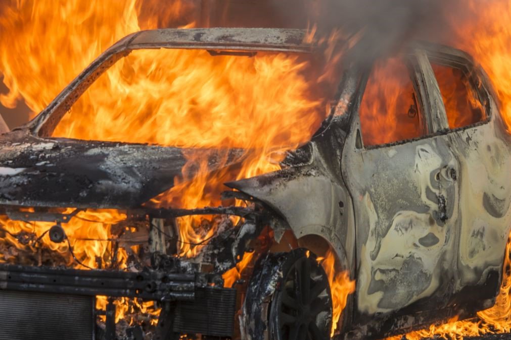 Неизвестные подожгли автомобиль в Шиморском