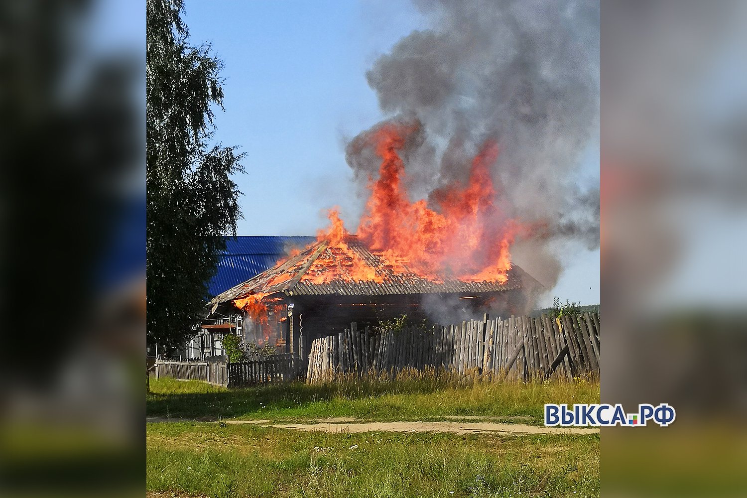 Крыша жилого дома загорелась в Ближне-Песочном