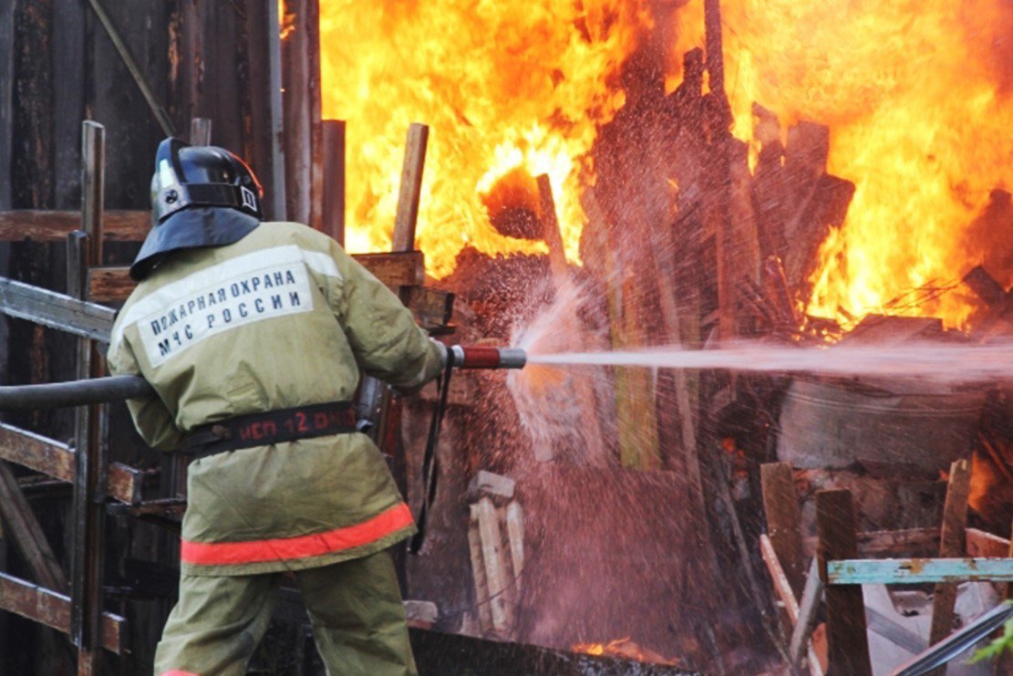 Неизвестные устроили пожар в заброшенном доме в Ближне-Песочном