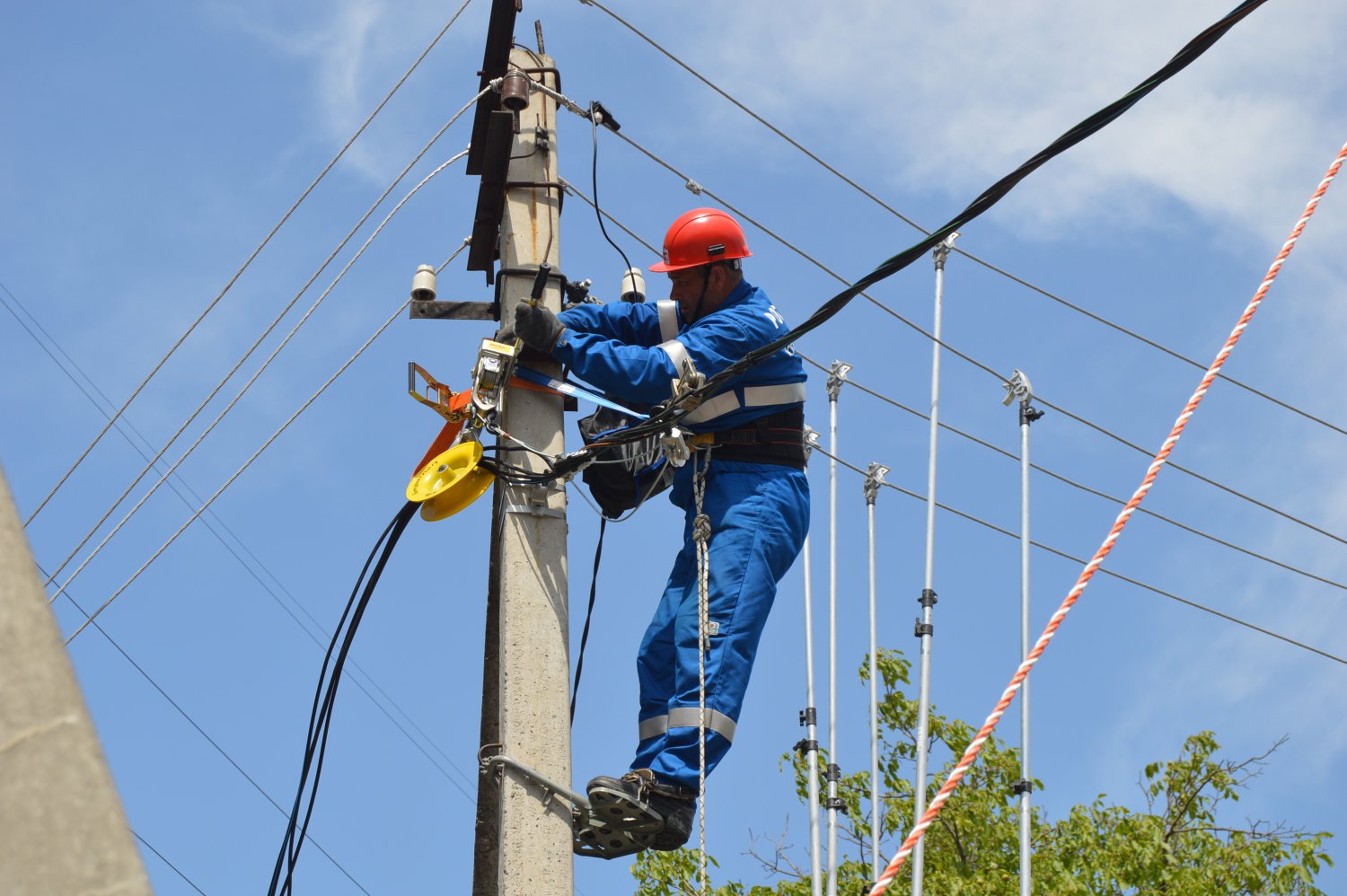 В Монастыре и Ризадеевском отключат электричество из-за ремонта высоковольтной линии
