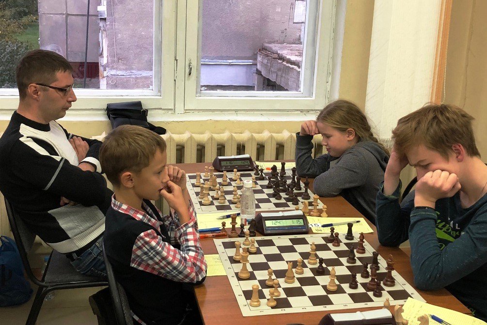 С двух побед и ничьи стартовали шахматисты на первенстве области