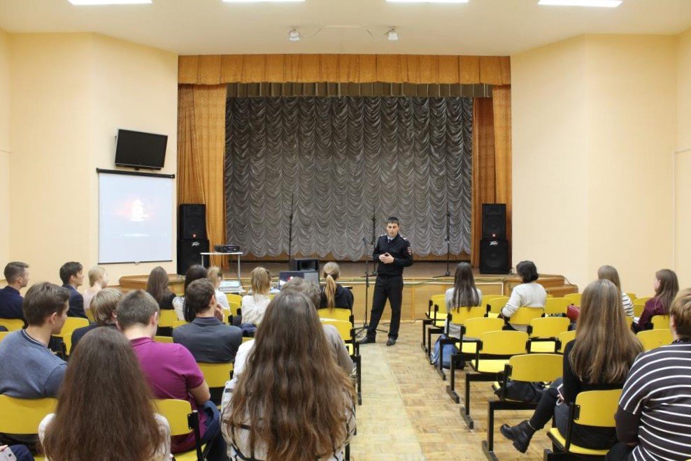 Выпускников школы №8 пригласили в Академию МВД