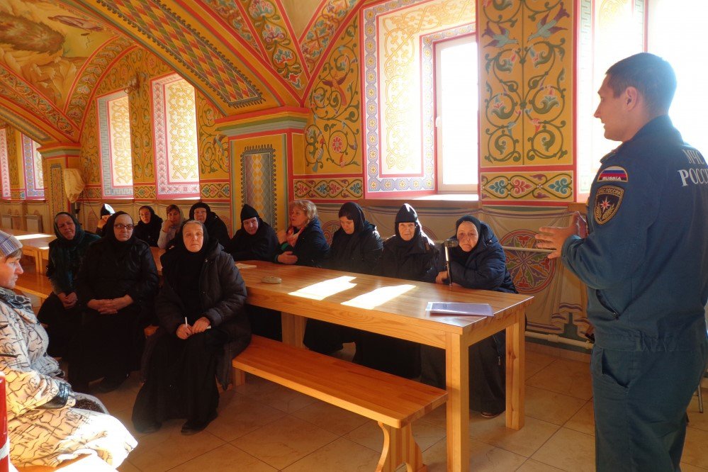Сотрудники МЧС провели инструктаж в Иверском женском монастыре