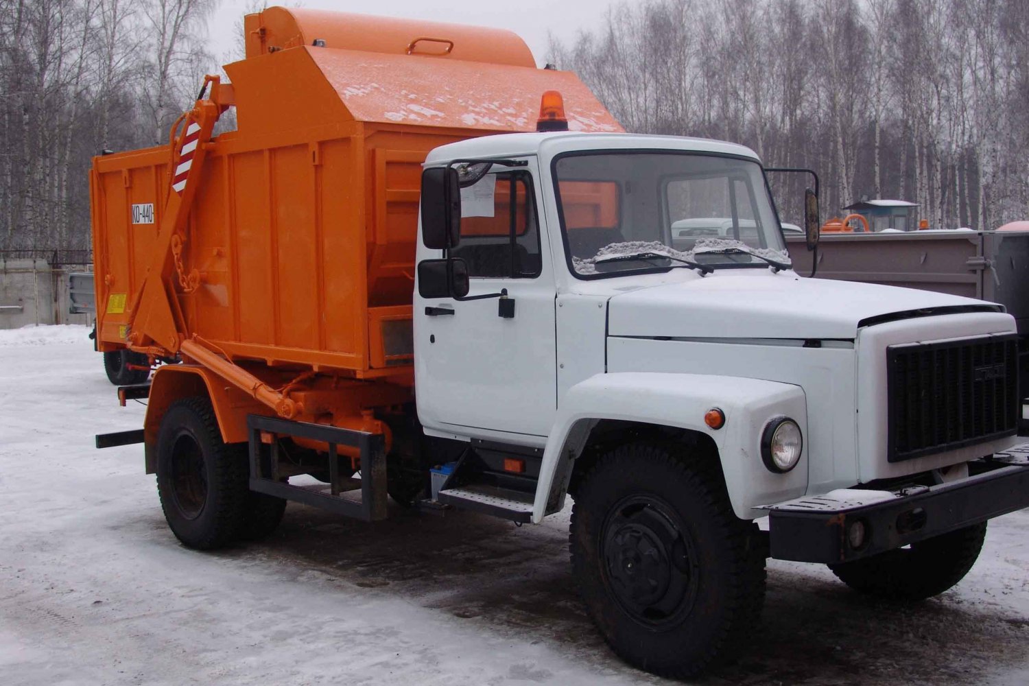 ВАЗ-2112 зацепил мусоровоз на улице Советской