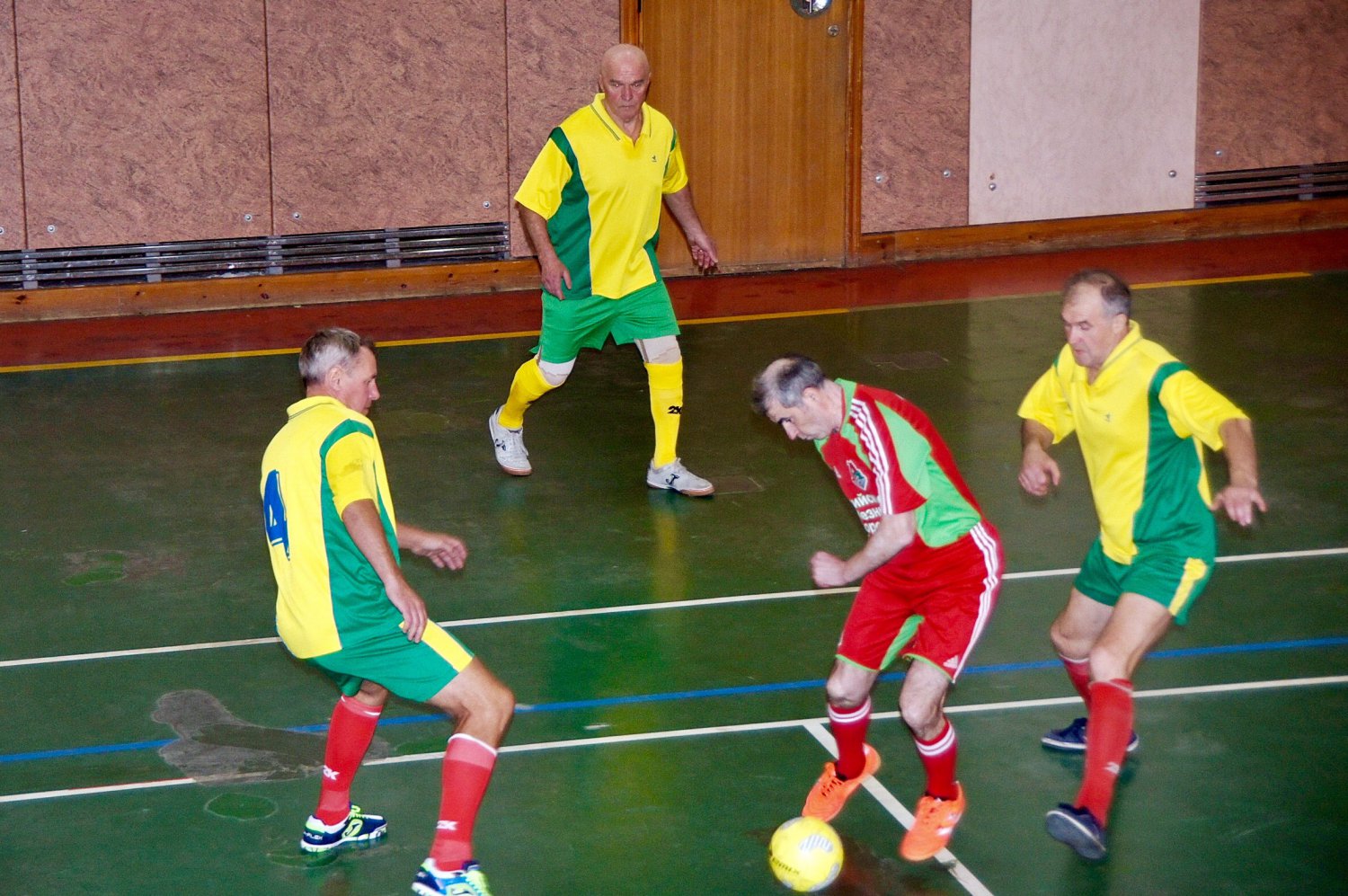 Ветераны выксунского футбола сыграли с коллегами из «Локомотива»