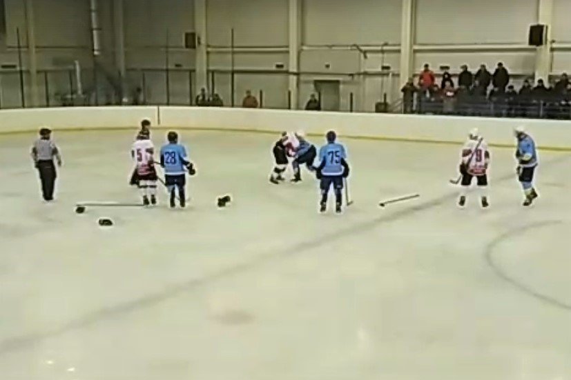 Хоккеисты «Металлурга» и «Волги» устроили драку во время матча