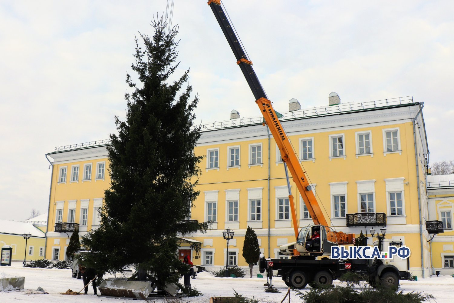 На площади Металлургов установили главную новогоднюю ёлку