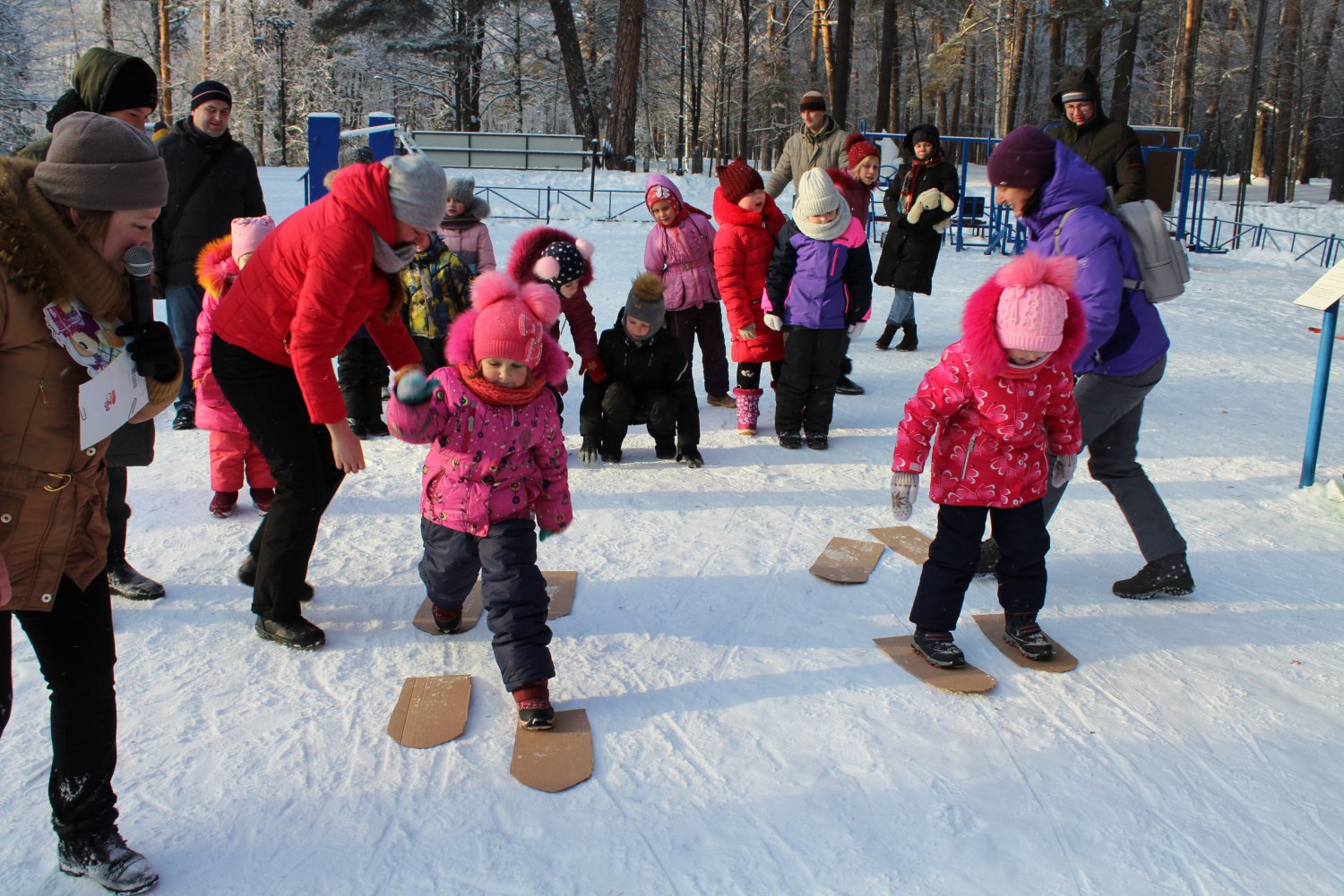 Игры можно играть зимой. Новогодние развлечения для детей на улице. Зимние развлечения. Зимние развлечения для детей на улице. Зимние забавы мероприятие для детей на улице.