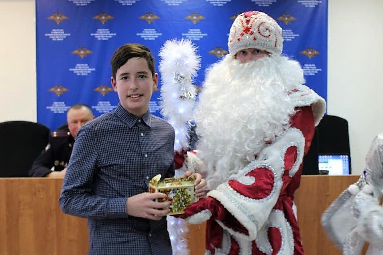 Полицейские и Дед Мороз вручили школьникам паспорта и подарки