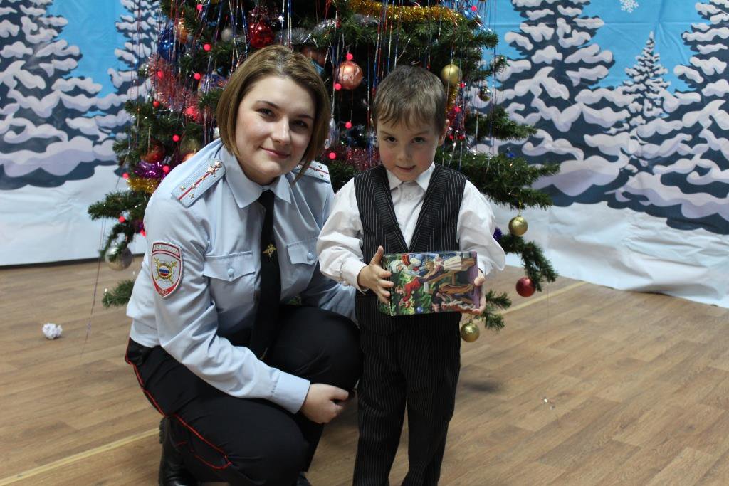 Полицейский Дед Мороз подарил праздник «пеликанятам»