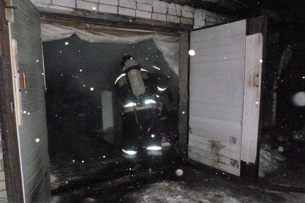 В Демьяновском переулке загорелся гараж