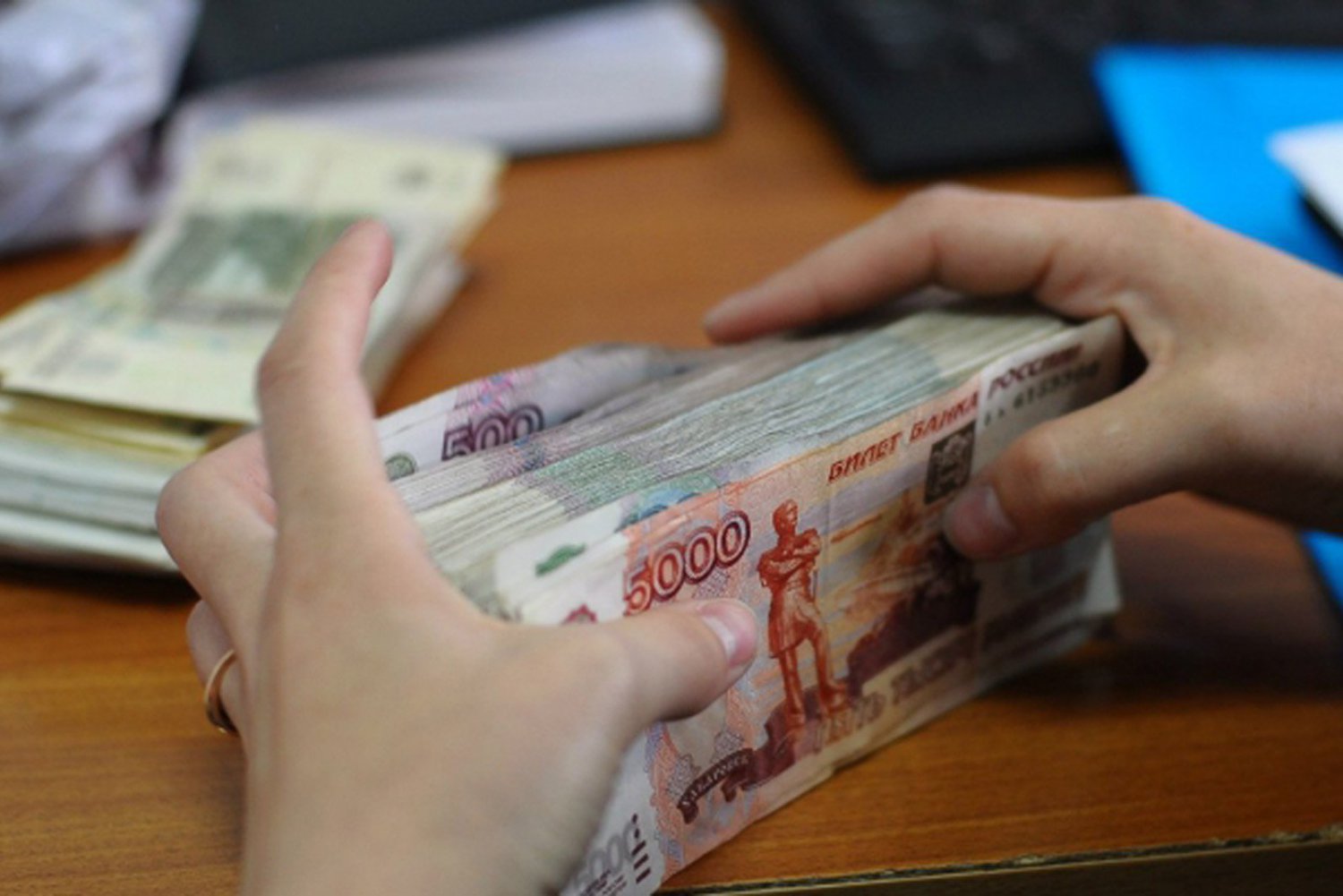 Житель Выксы перевёл мошенникам четверть миллиона рублей