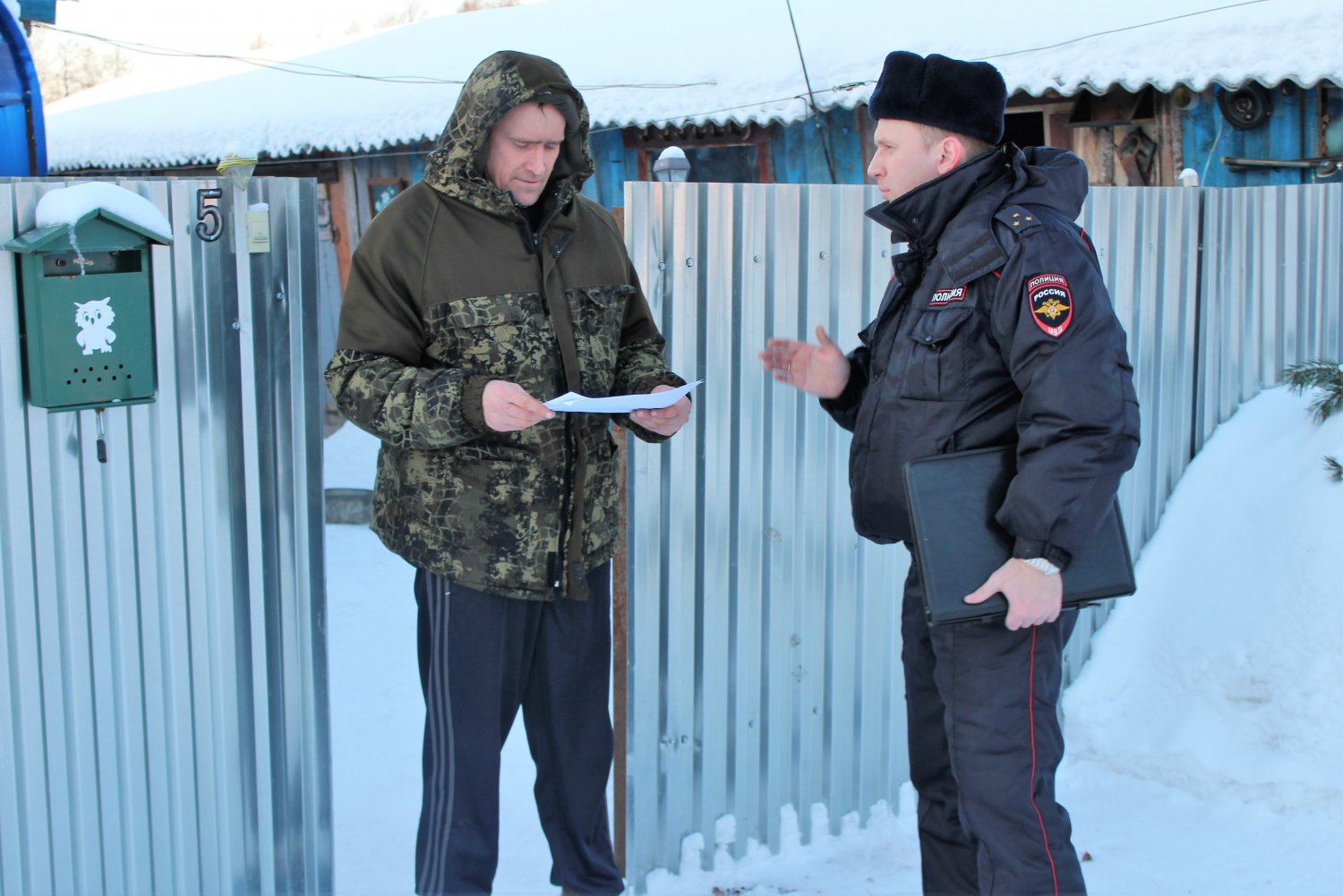 Полиция дер. Новая деревня Выксунский район. Полицейский в деревне. Полиция в селе. Милиционер в деревне.