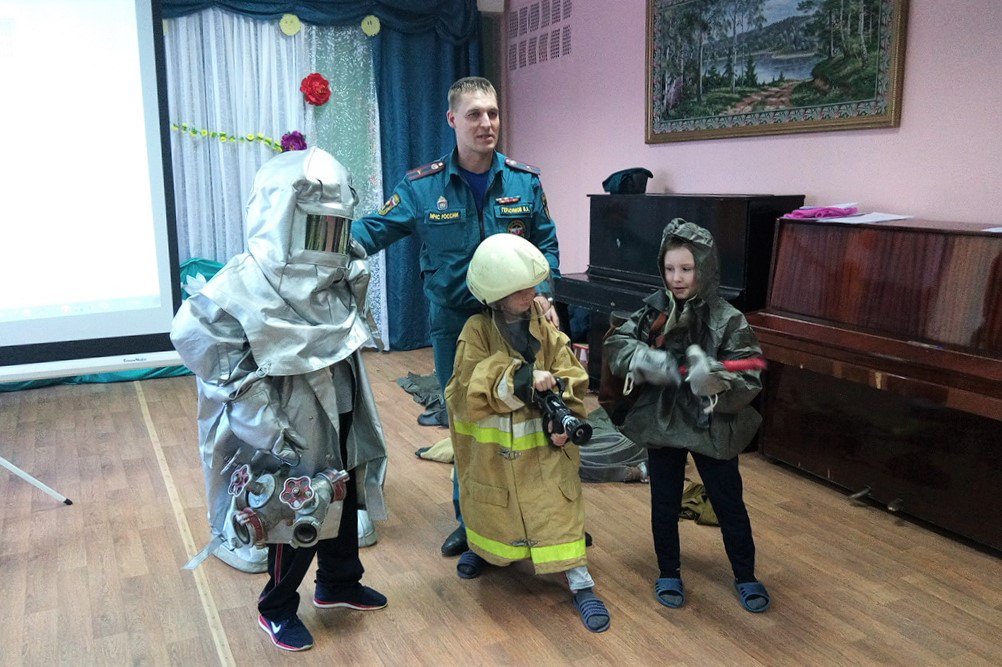 Пожарные встретились с воспитанниками «Пеликана»