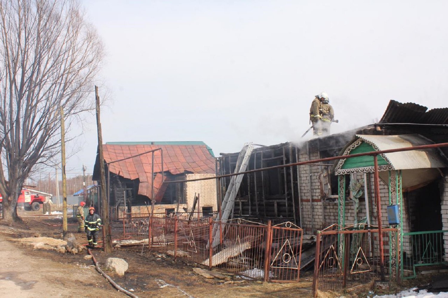Житель Досчатого спалил соседский дом, пытаясь сжечь траву на участке
