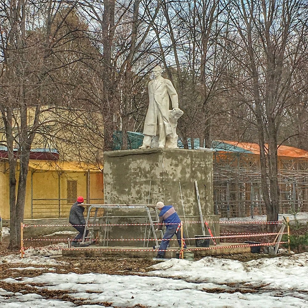 В парке отремонтируют памятник Максиму Горькому