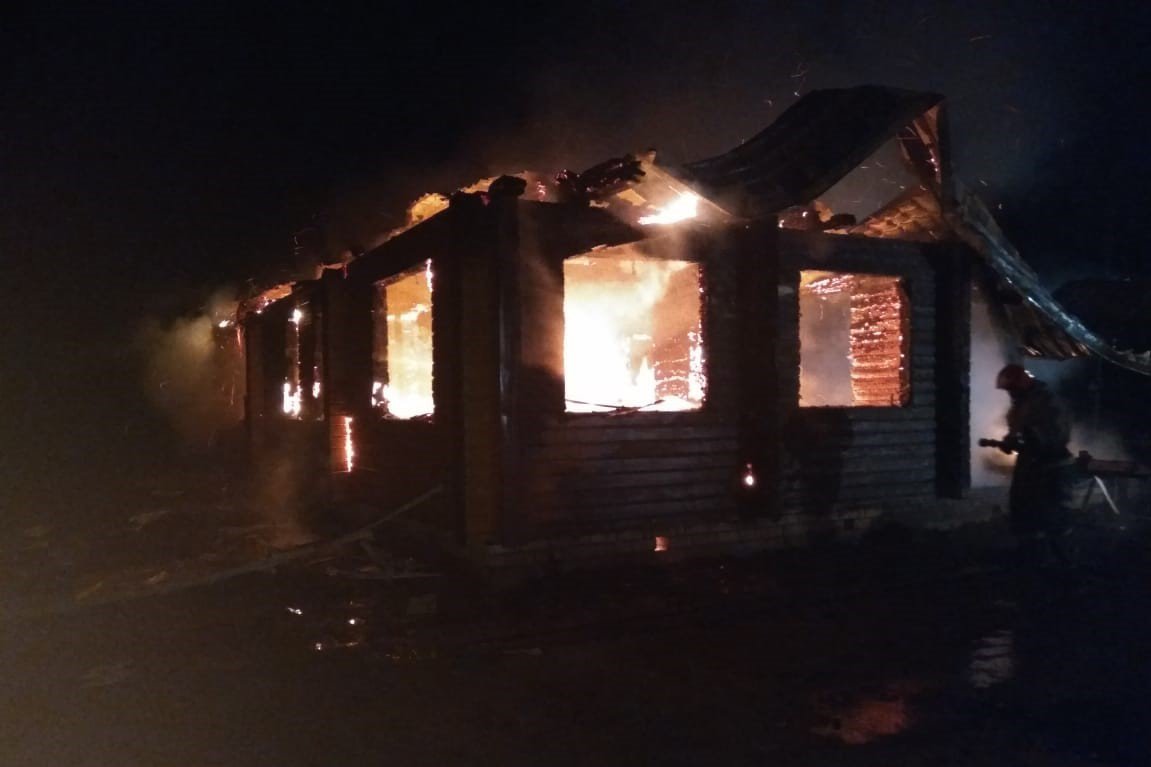 Ночью неизвестные сожгли дом в микрорайоне Солнечном