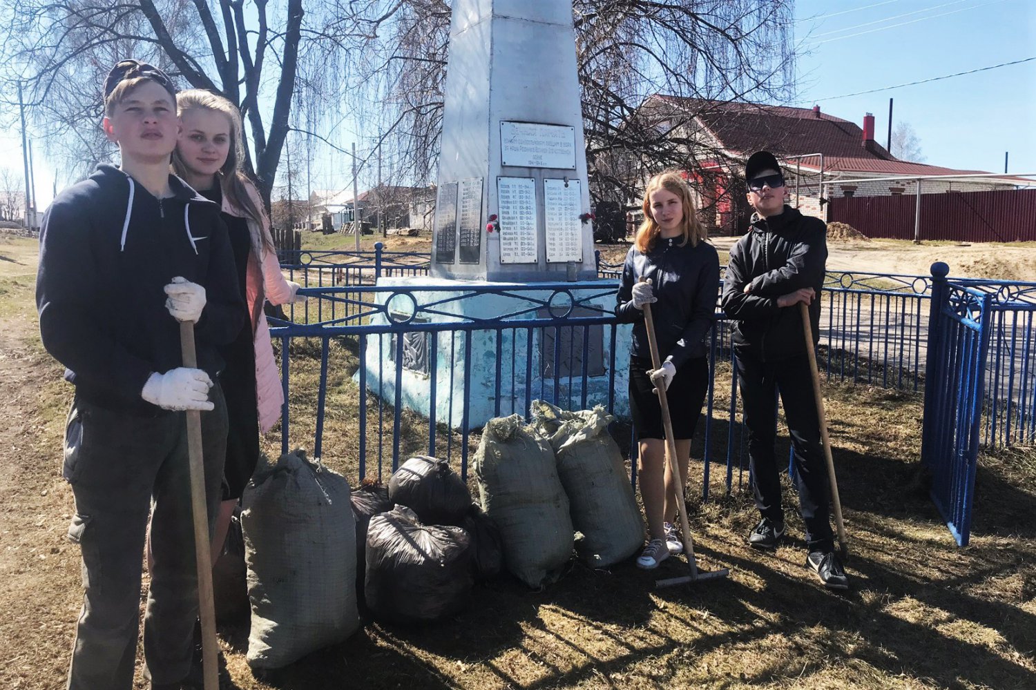 Ближнепесоченские школьники очистили памятник героям войны