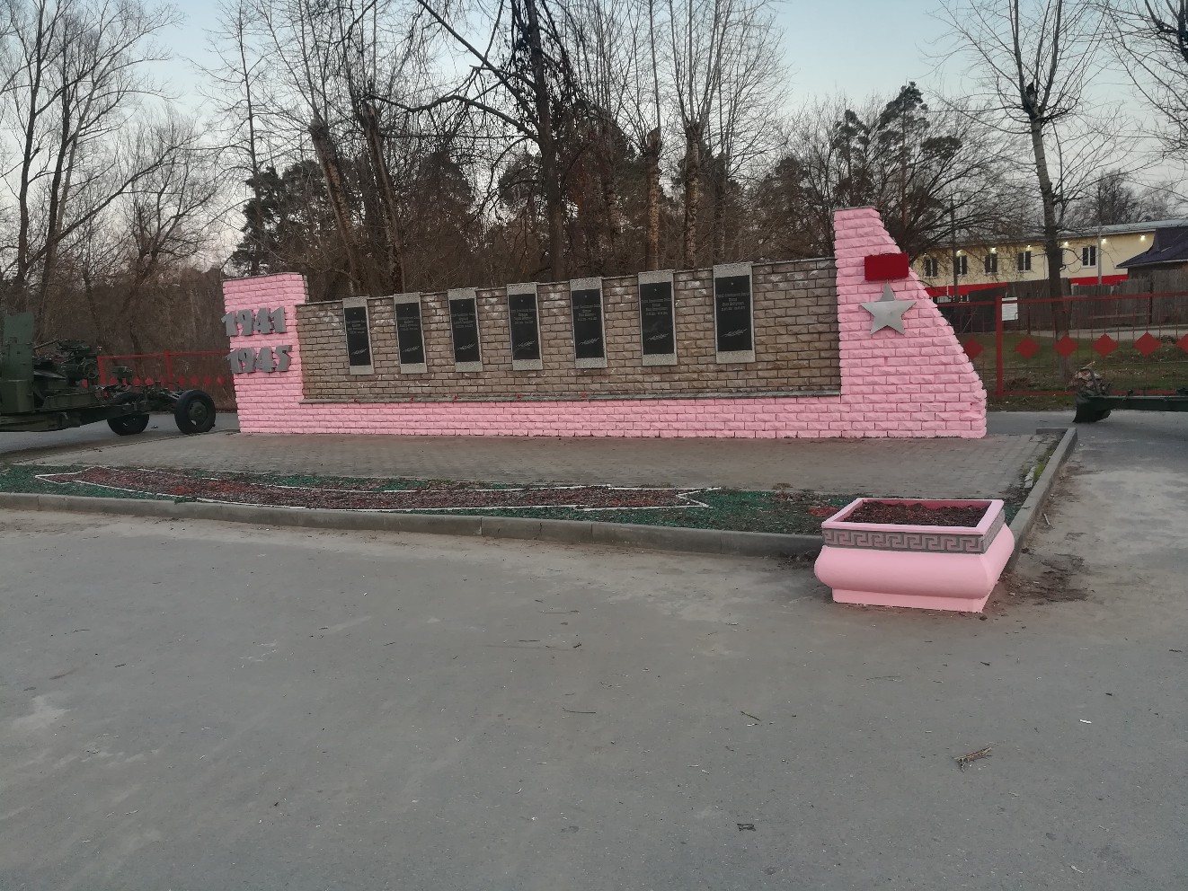 В Кулебаках мемориал Победы покрасили в розовый