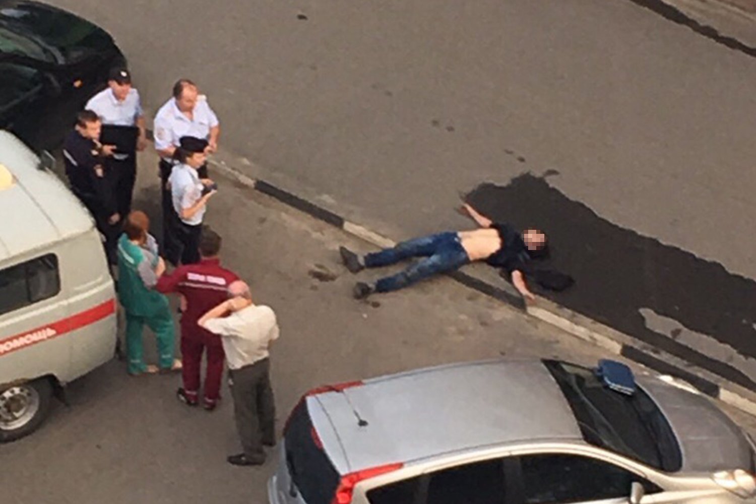 Мужчина внезапно умер возле магазина на улице Белякова