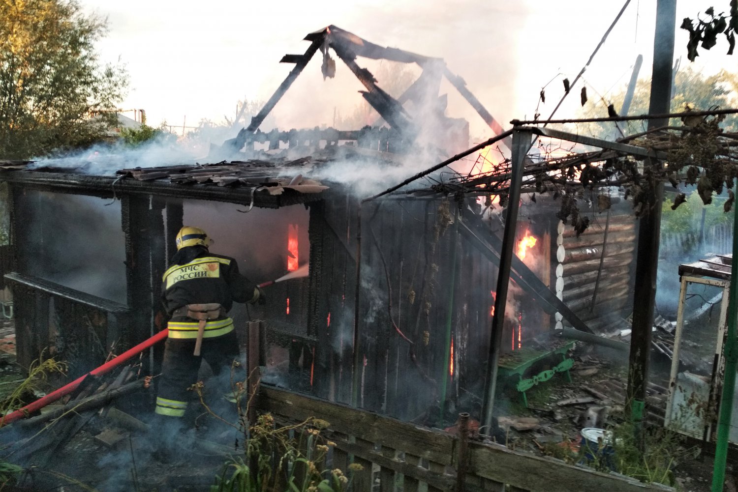 Загоревшаяся баня едва не привела к крупному пожару в Шиморском