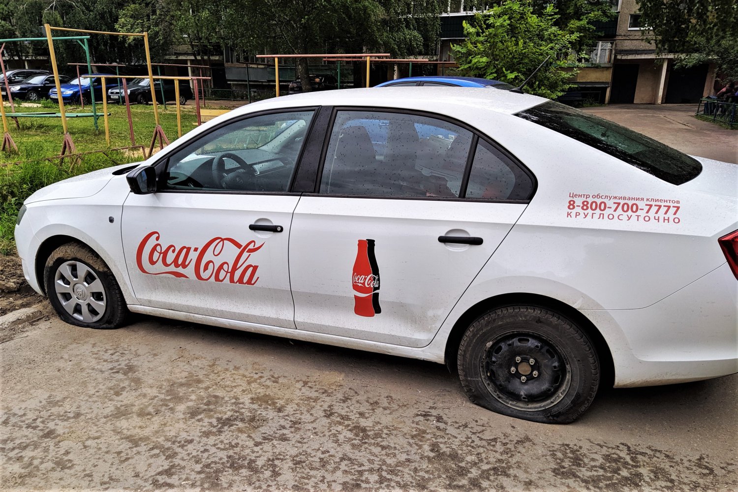 Вандалы изуродовали автомобиль Coca-Cola