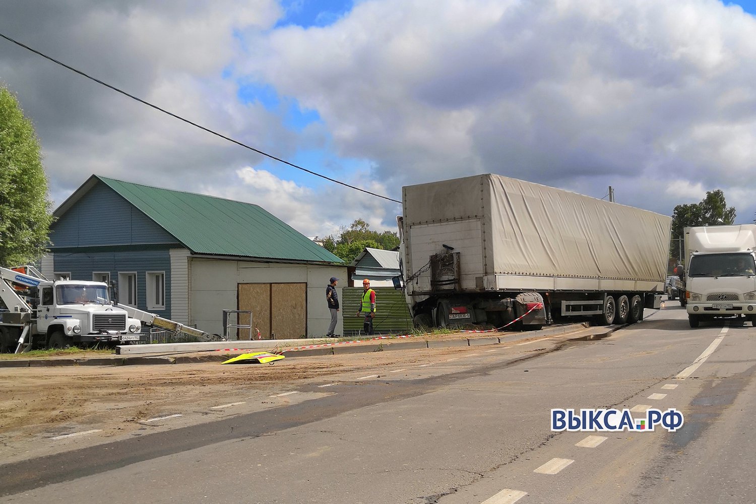 Водитель грузовика снёс два столба и дорожный знак в Мотмосе