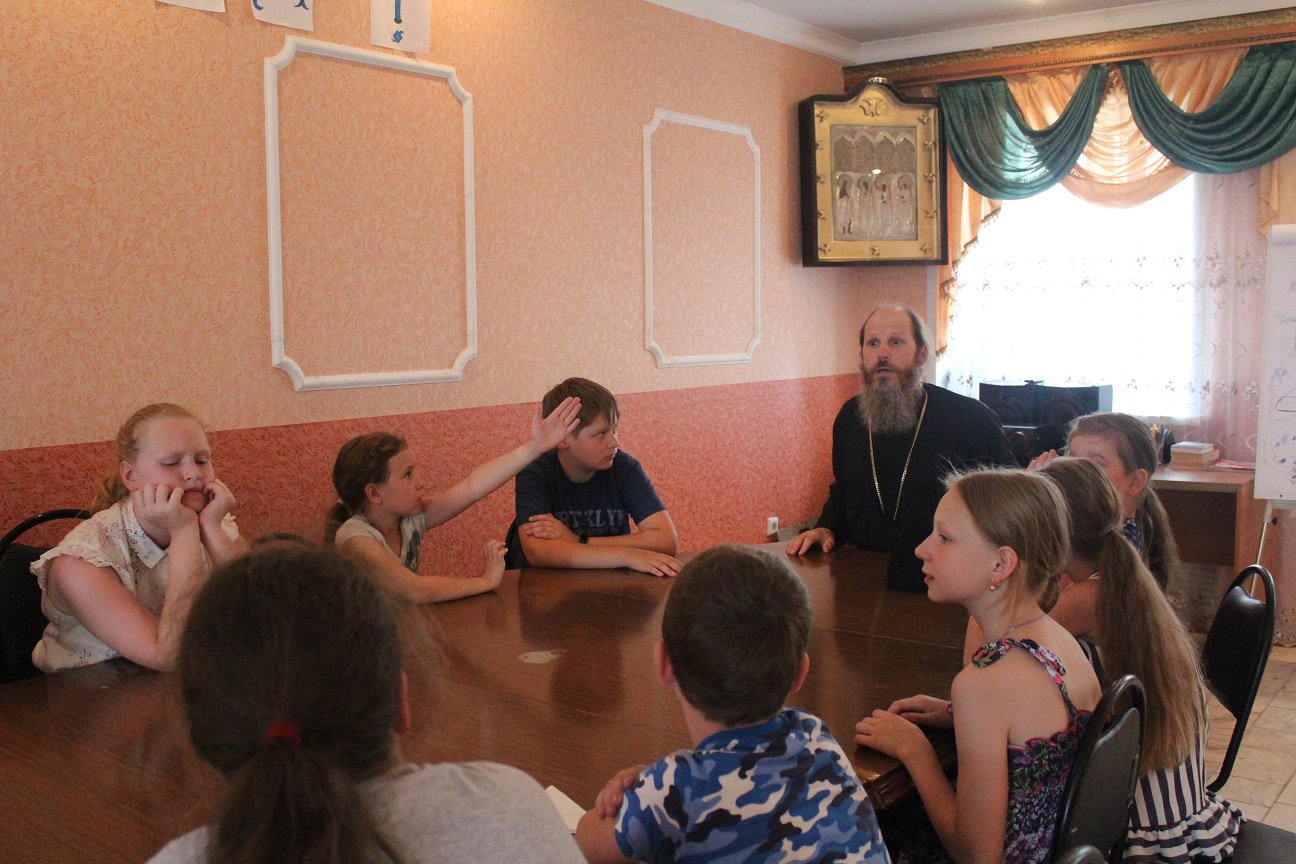 Епископ Варнава обсудил с детьми Великую Отечественную войну