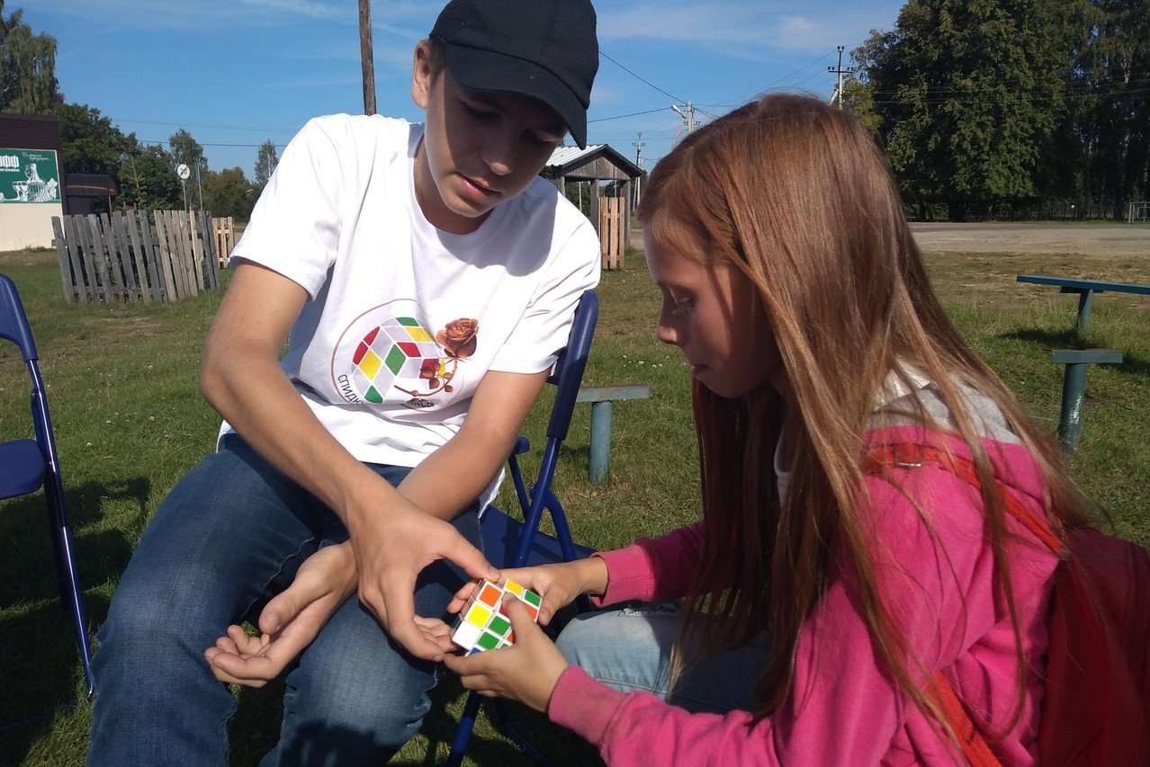 В Проволочном учились собирать кубик Рубика
