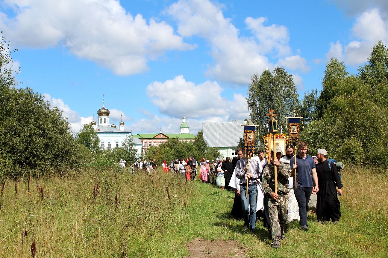 Паломники отправились крестным ходом в Кутузовский скит