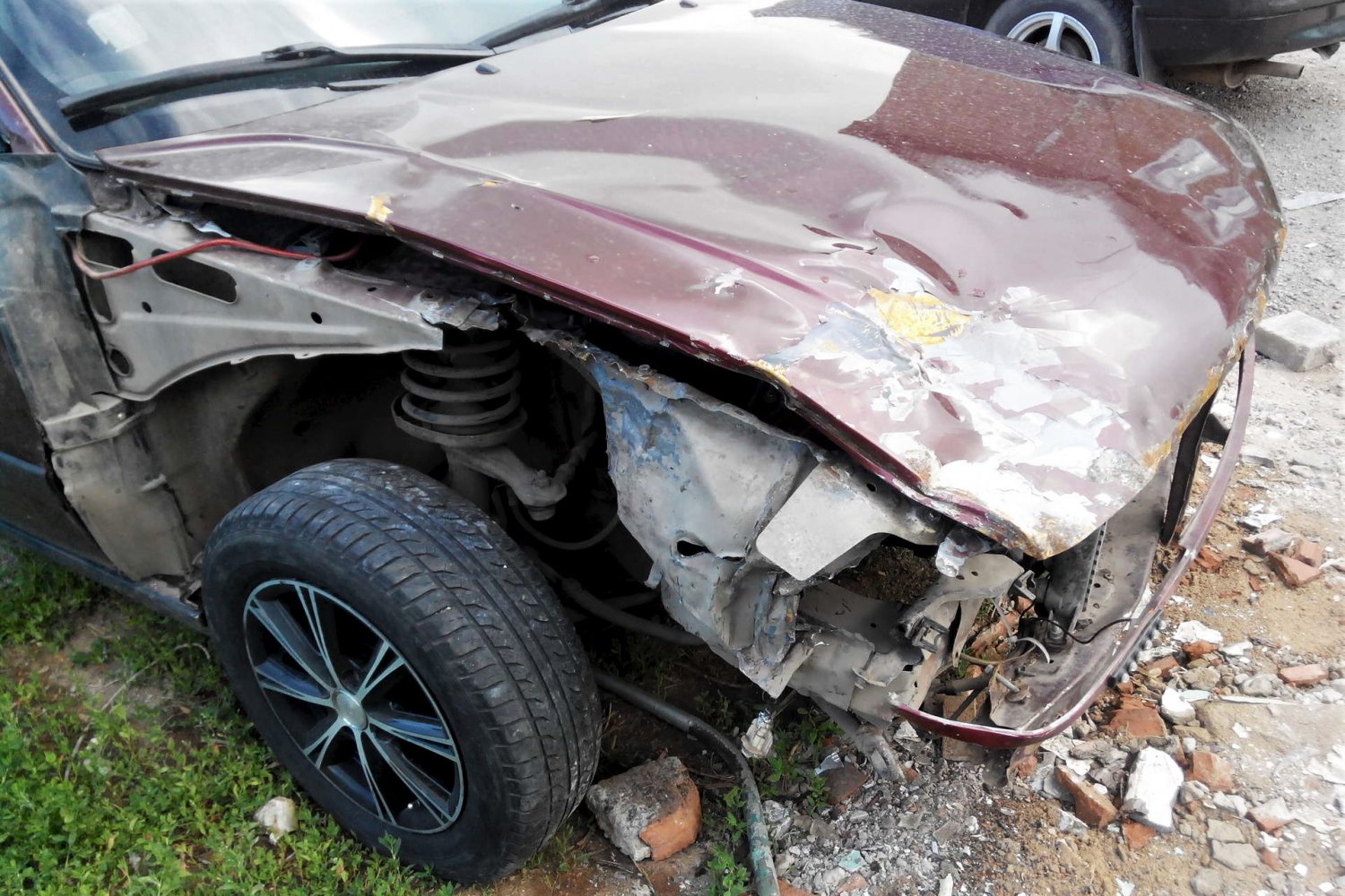 Пьяный водитель Audi с двумя пассажирами врезался в гараж