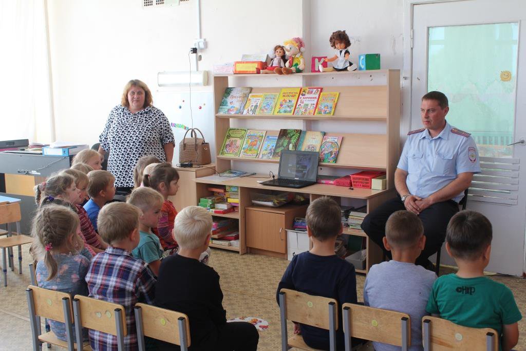 Сотрудник МВД навестили ребят в «Пеликане» и детском саду