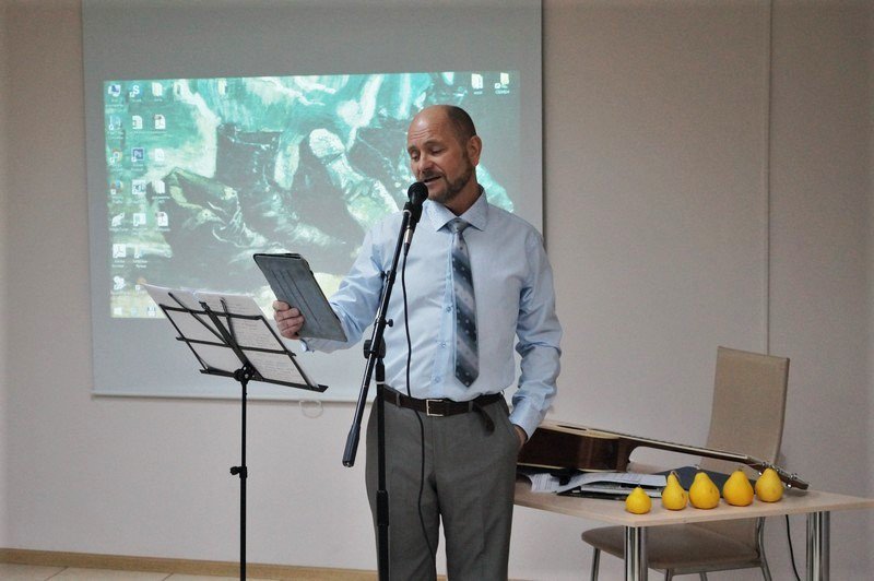 Владимир Елисеев спел свои песни на творческом вечере